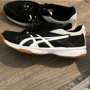 Womens size 6.5 ASICS volleyball shoes.